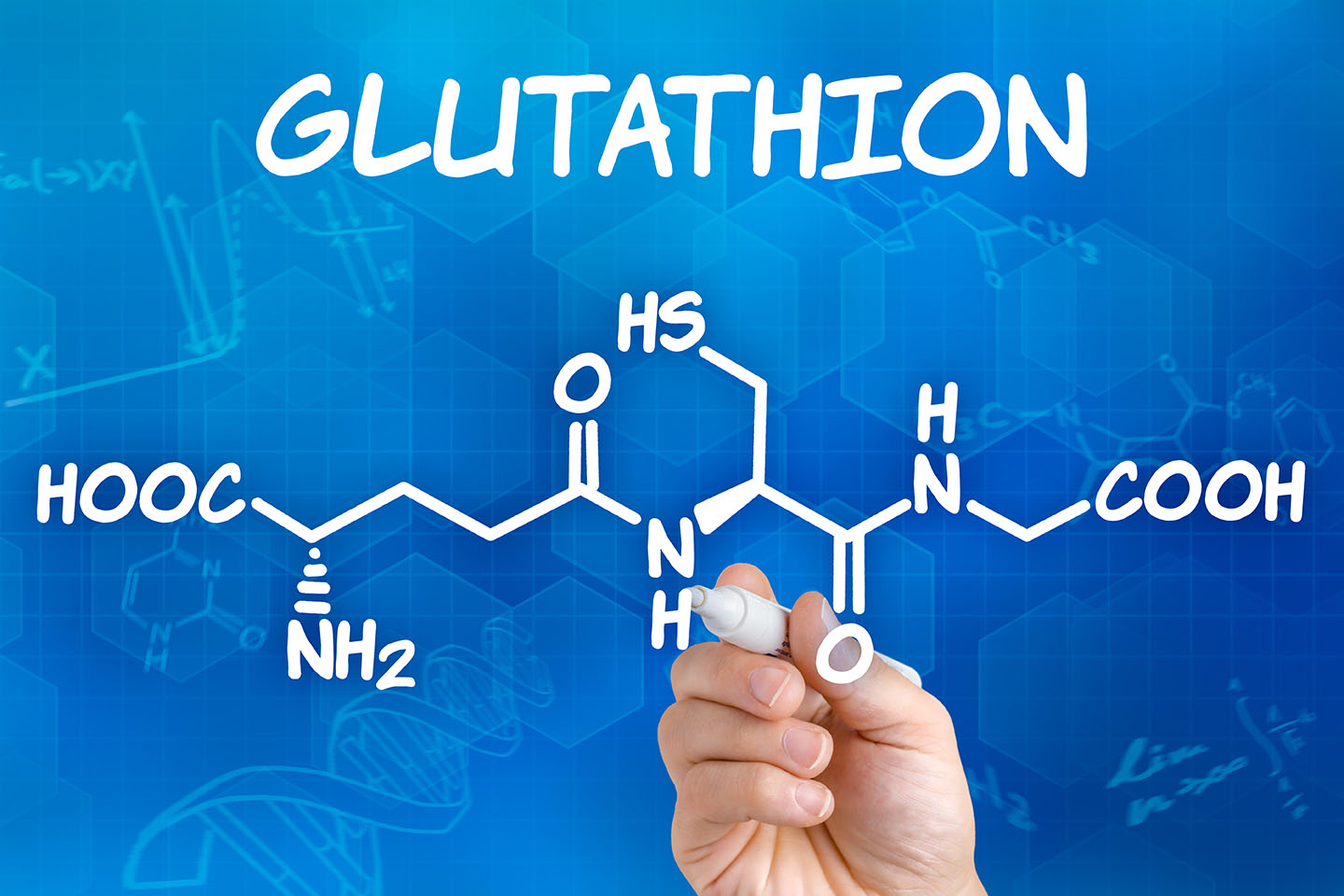 Hand mit Stift zeichnet chemische Strukturformel von Glutathion